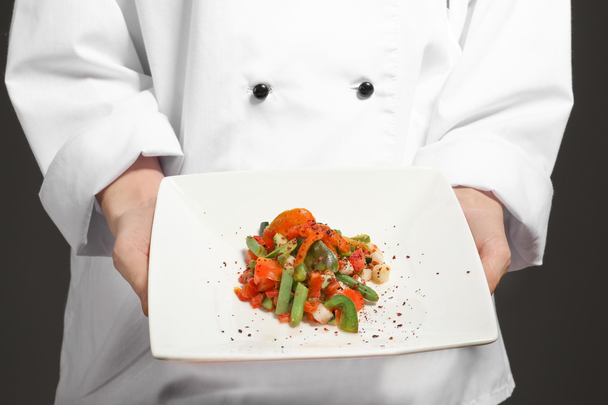 Chef che prepara un piatto raffinato